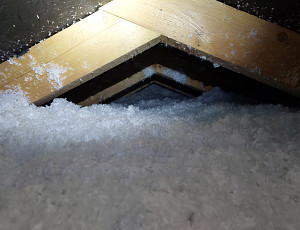 Zateplení stropu novostavby rodinného domu pomocí foukané izolace